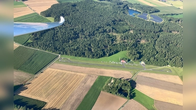 Das Segelfluggelände Erbendorf-Schweißlohe aus dem Segelflugzeug aufgenommen. (Bild: Gerhard Döhrling)