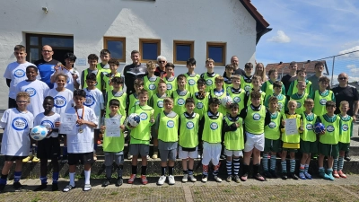 Die vier Jungen-Mannschaften nach der Landkreismeisterschaft der 5. und 6. Klassen auf dem Sportgelände des FV Vilseck (von links): 1. MS Vilseck I, 2. MS Kümmersbruck I, 3. MS Kümmersbruck II und 4. MS Vilseck II mit (hinten, von links) Martin Winkler, Rektor Florian Fuchs (Kümmersbruck), Schiedsrichter Christian Trummer, Lehrer Matthias Brüchner (Kümmersbruck), Konrektorin Claudia Neidl (Vilseck), Bastian Graf und Kevin Sanchez (beide Betreuer Vilseck II) sowie 2. Reihe rechts Karl Heinz Grollmisch. (Bild: Karl Heinz Grollmisch)