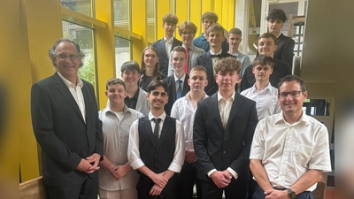 Die Abschlussklasse 10a mit ihrem stellvertretenden Klassenleiter Christian Wotruba und Schulleiter Michael Meier.  (Bild: Kerstin Zeus)