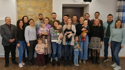Die Neugeborenen des Jahres 2024 in der Gemeinde Gebenbach, zusammen mit ihren Familien, Vorstandsmitgliedern der Familiengemeinschaft, den Fraktionsvorsitzenden im Gemeinderat und dem Bürgermeister.  (Bild: Peter Kick)