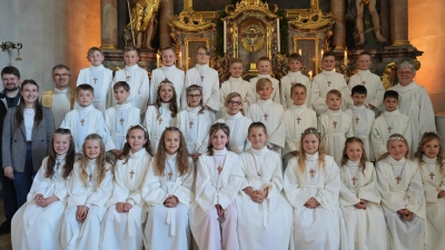 29 Kinder empfingen in Erbendorf die Erste Heilige Kommunion.  (Bild: Christian Adam/exb)