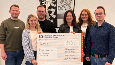 Vertreterinnen und Vertreter der JU Mitterteich übergeben den Spendenscheck an Schirmherrin Claudia Grillmeier (Dritter von rechts) und Lena Schedl (Zweite von rechts) von der Aktion Lichtblicke.  (Bild: Dominik Göhl)