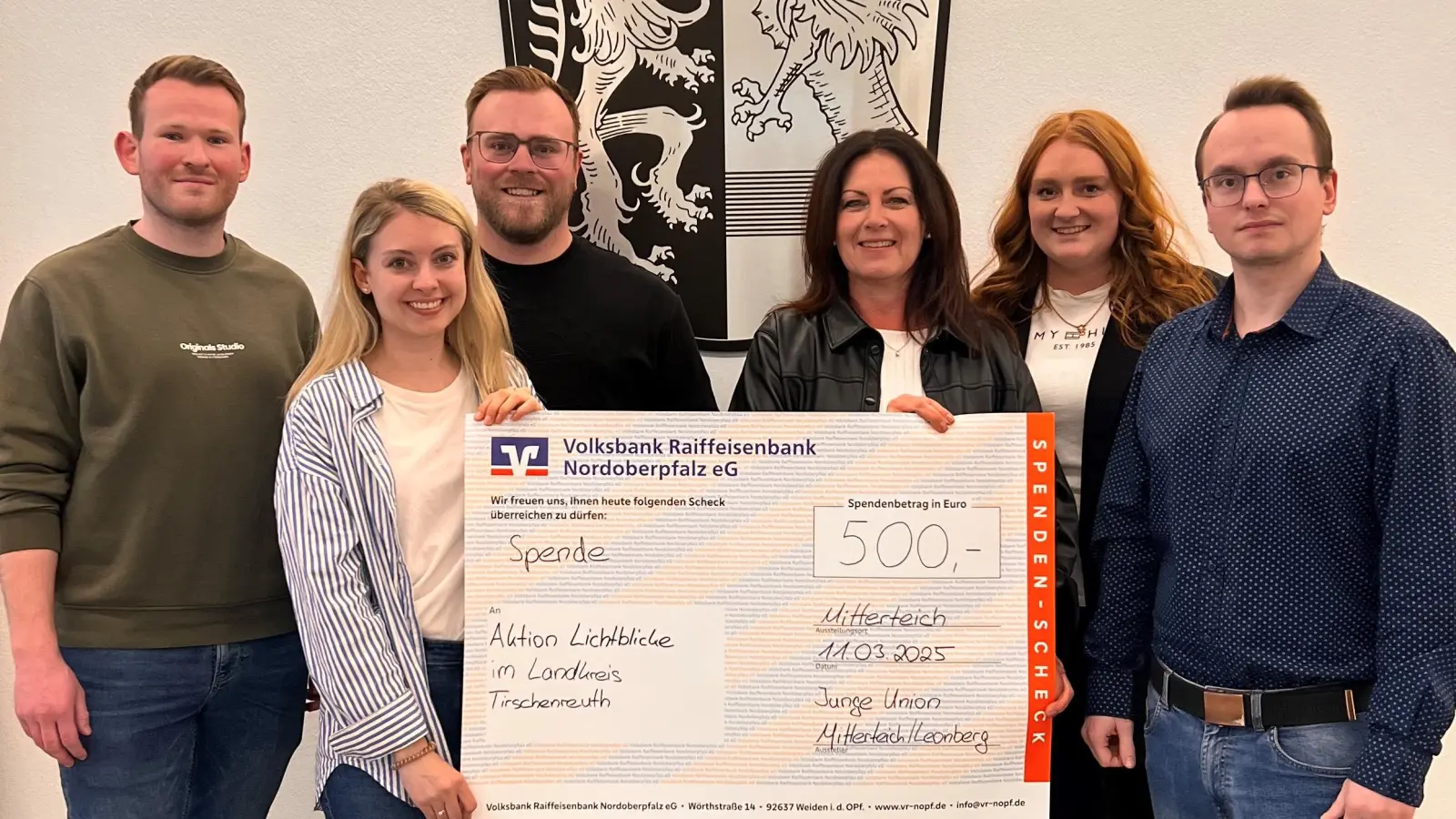 Vertreterinnen und Vertreter der JU Mitterteich übergeben den Spendenscheck an Schirmherrin Claudia Grillmeier (Dritter von rechts) und Lena Schedl (Zweite von rechts) von der Aktion Lichtblicke.  (Bild: Dominik Göhl)