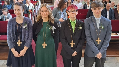Nele Kopp, Elisa Schneider, Mika Keldel und Elias Zippold ( von links) sind nun vollwertige Glieder der<br>Kirchengemeinde. (Bild: Siegfried Bock: Siegfried Bock)
