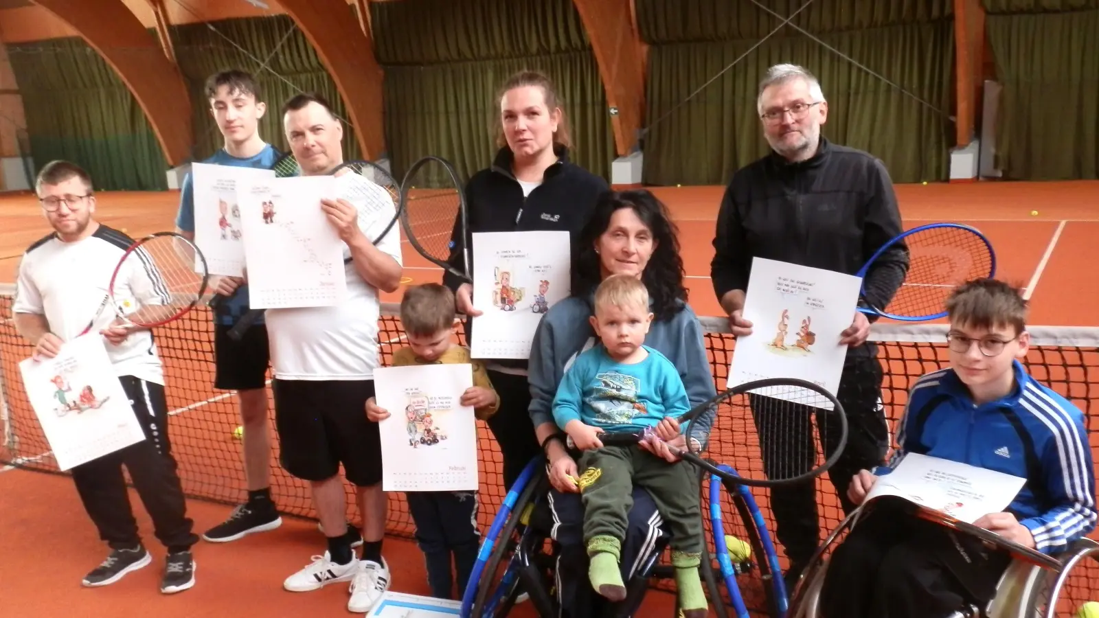 RuF-Mitglieder gratulieren in einer Trainingsstunde der neugebackenen Übuingsleiterin mit humorvoll-bissigen Karikaturen zum Thema Sport und Behinderung. (Bild: Friedrich Wölfl)