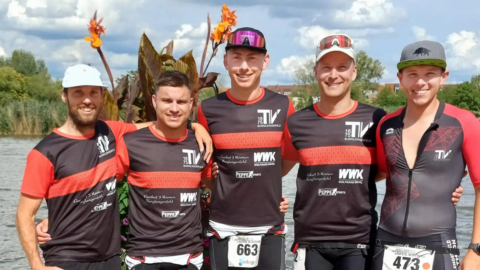 Die TV-Triathleten des TV Burglengenfeld stürmten im letzten Landesligarennen auf Rang 1 ins Ziel. V.l. Martin Stegerer, Felix Wagner, Michi Fuchs, Markus Süß, Tobias Zeller (Bild: Franz Pretzl)