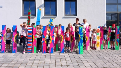 Schön gestaltete Holzbretter für den Garten beim Ferienprogramm des Gartenbauvereins Diendorf.  (Bild: Irene Ehemann)
