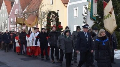 Ein besonderer Tag ist für die KSK-Tell- und Burgschützen in Hohenburg die Sebastiani-Prozession durch den Markt. Mit ihren zwei Vereinsfahnen der beiden Schützenvereine haben sie ihren Platz als ältester Hohenburger Verein direkt vor dem Allerheiligsten bei der Prozession durch den Markt.  (Bild: Paul Böhm)