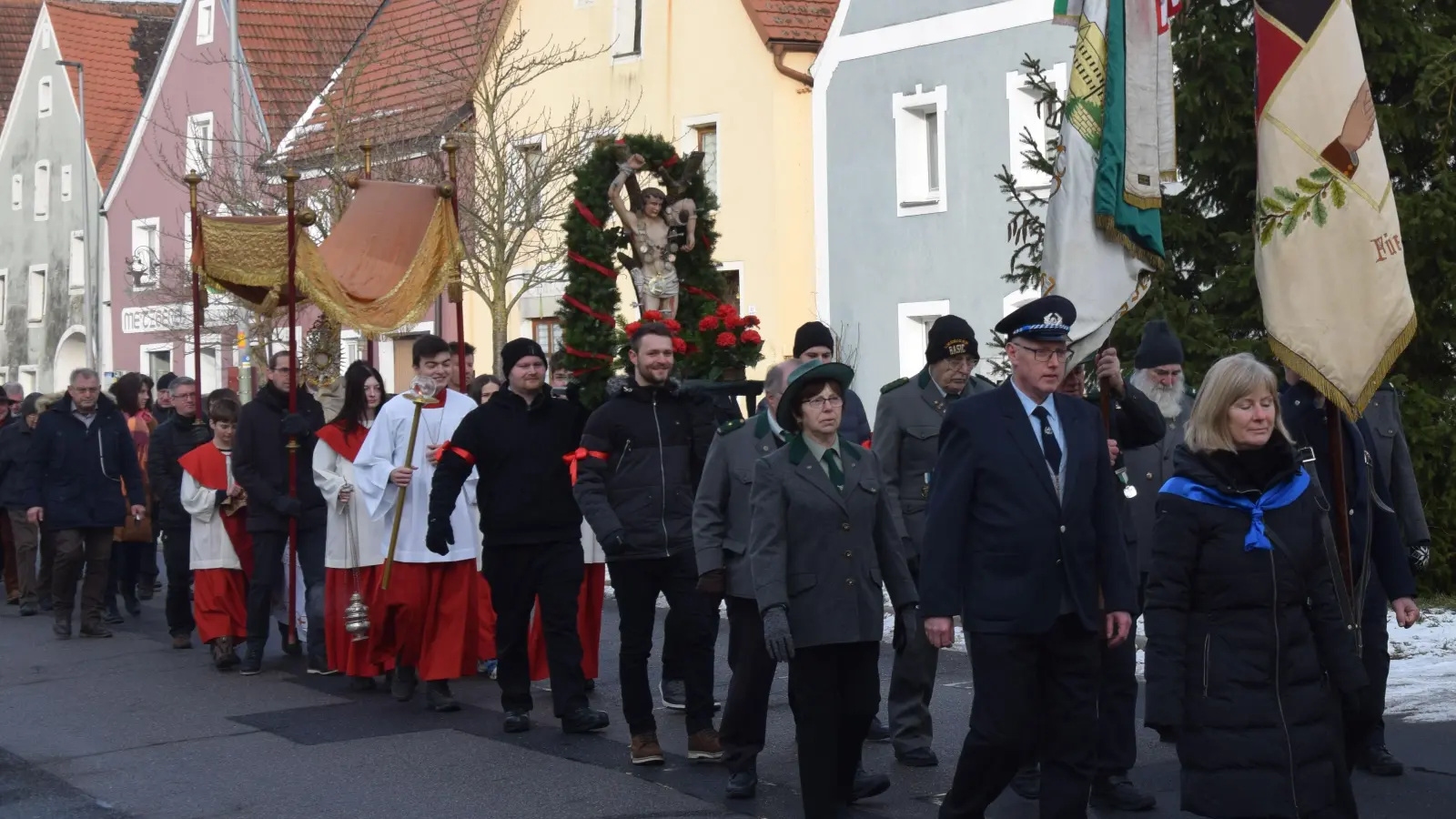 Ein besonderer Tag ist für die KSK-Tell- und Burgschützen in Hohenburg die Sebastiani-Prozession durch den Markt. Mit ihren zwei Vereinsfahnen der beiden Schützenvereine haben sie ihren Platz als ältester Hohenburger Verein direkt vor dem Allerheiligsten bei der Prozession durch den Markt.  (Bild: Paul Böhm)