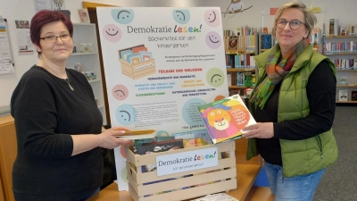 Übergabe in Brand: Links Büchereileiterin, rechts Demokratie leben! Koordinatorin Sonja Schmid. (Bild: Sonja Schmidt)