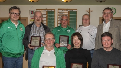 Die für ihren ehrenamtlichen Einsatz geehrten Mitglieder des 1. FC Schlicht. Stehend von links 1. Vorstand Stefan Weiß, Klaus Meier, Wolfgang Merkl, 2. Vorstand Stefan Bönisch und Bgm. Hans – Martin Schertl, sitzend Edwin Münster, Andrea Weiß und Martin Hefner. (Bild: Christian Trummer)