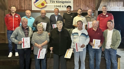 Die geehrten Mitglieder mit den Vorständen und Bürgermeister Jörk Kaduk (rechts). (Bild: Marco Ringer)