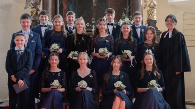 Die diesjährigen Konfirmandinnen und Konfirmanden der Evangelischen Kirchengemeinde Neukirchen. (Bild: Claudia Poppel)