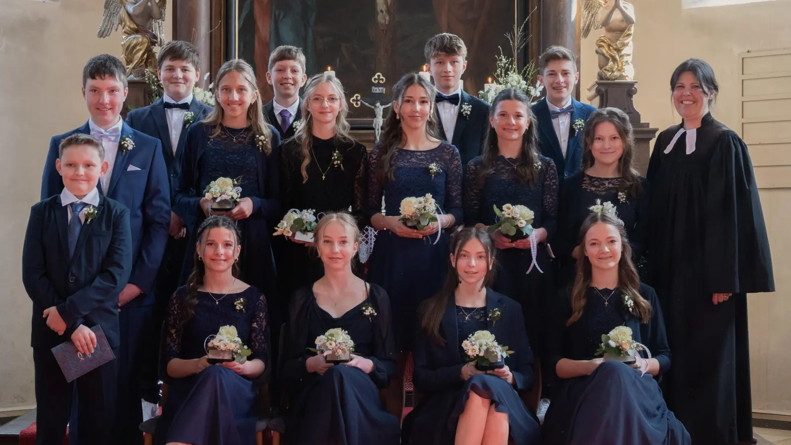 Die diesjährigen Konfirmandinnen und Konfirmanden der Evangelischen Kirchengemeinde Neukirchen. (Bild: Claudia Poppel)