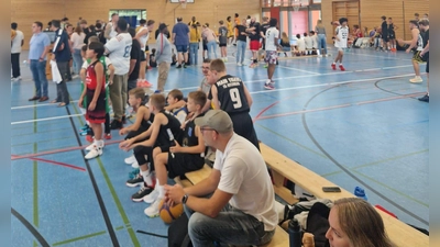 Begeisterte Zuschauer verfolgen die Spannenden Spiele  (Bild: Merkl Stefan )
