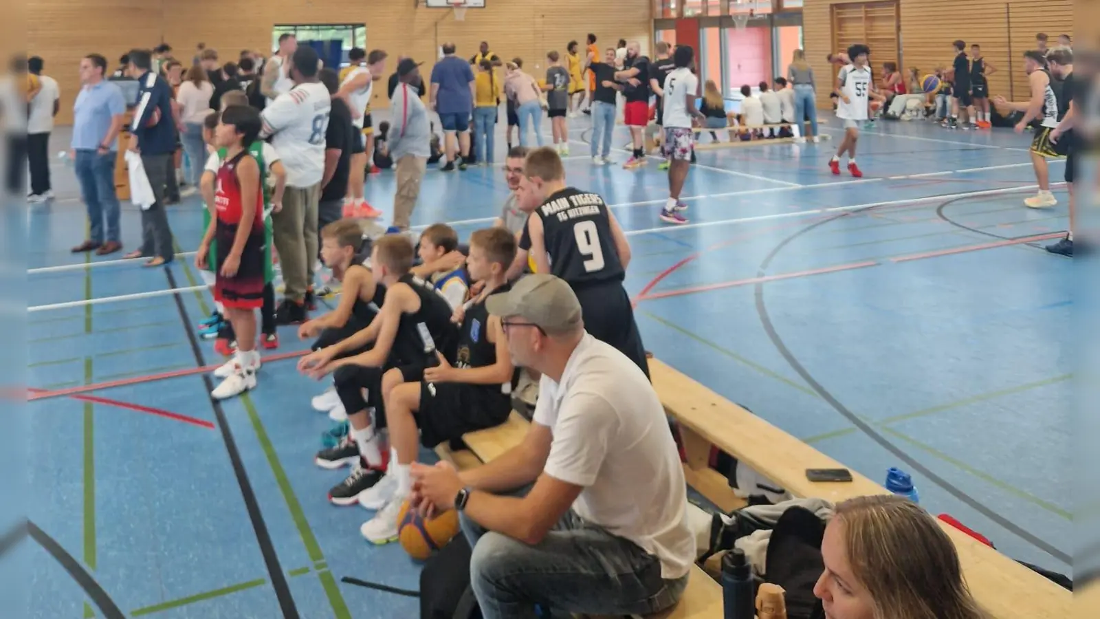 Begeisterte Zuschauer verfolgen die Spannenden Spiele  (Bild: Merkl Stefan )