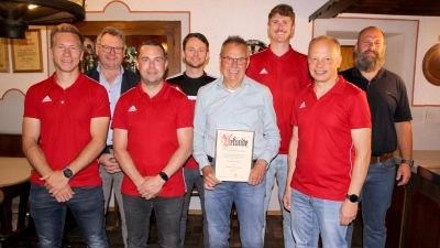 Der FC Niedermurach in den nächsten zwei Jahren wieder in guten Händen, von rechts: Sebastian Thanner, Alois Gillitzer, Christopher Kiener, Ehrenvorsitzender Martin Stigler, Günther Pröls, Thomas Stigler, Bürgermeister Martin Prey, André Bauer. (Bild: Josef Böhm)