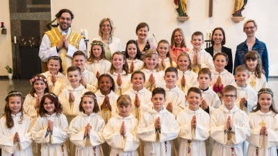 Das Foto zeigt die Poppenrichter Erstkommunionkinder mit Pfarrer Mitterer und ihren Lehrern. Von links: Pfarrer Dominik Mitterer, Rektorin Janina Schmidt, Gemeindereferentin Regina Probst, Klassleitung Monika Leditsche, LAA Muna Köcer, Klassleitung Simone Koch!  (Bild: Julian Probst )