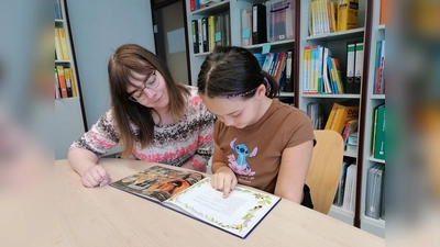 Einmal in der Woche trifft Lisa (re.) ihre Lesementorin Anna Severin (Bild: Anna Severin)