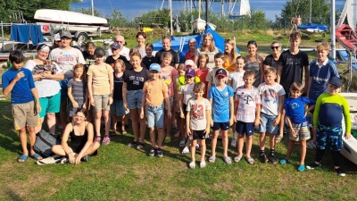 Die Kinder des Kinderferienclubs mit einigen Crewmitgliedern des Weidener Yachtclubs vor dem Brückelsee. (Bild: Michael Schraml)