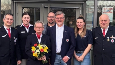 Nach über 20 Jahren an der Spitze des Arbeitskreises verabschiedete sich Edeltraud Sperber (3.v.l.) in den wohlverdienten „Ruhestand“. Neuer Leiter ist Falk Ponsold (3.v.r.). (Bild: Tanja Gorisch)