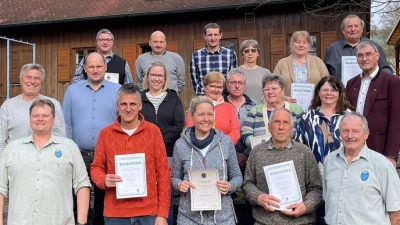Erster Vorstand Josef Frischmann (vorne, Erster von rechts) und sein Stellvertreter Peter Kirner (vorne, Erster von links) ehrten im Rahmen der Jahreshauptversammlung viele Mitglieder für langjährige Treue zum OWV Eslarn und zeichneten außerdem verdiente Funktionäre aus.<br>Erster Bürgermeister Reiner Gäbl (mitte, Erster von links), Zweiter Bürgermeister Thomas Kleber (mitte, Zweiter von links) und Hauptschatzmeister vom OWV-Hauptverein, Norbert Griesbacher (mitte, Erster von rechts) gratulierten. (Bild: Albert Winter)