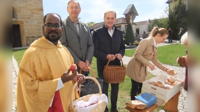 Die Nikolauspfarrei verschenkte am Ostersonntag an der Kirchentüre schon traditionell seit vielen Jahren auch wieder Ostereier mit allen Farben an die treuen Kirchenbesucher. Von links: Pfarrer Sagai, Kirchenpfleger Josef Schlegl und Jürgen Damm sowie Pastoralmitarbeiterin Laura Damm halfen mit und dankten auf ihre Weise. (Bild: Michael Götz)