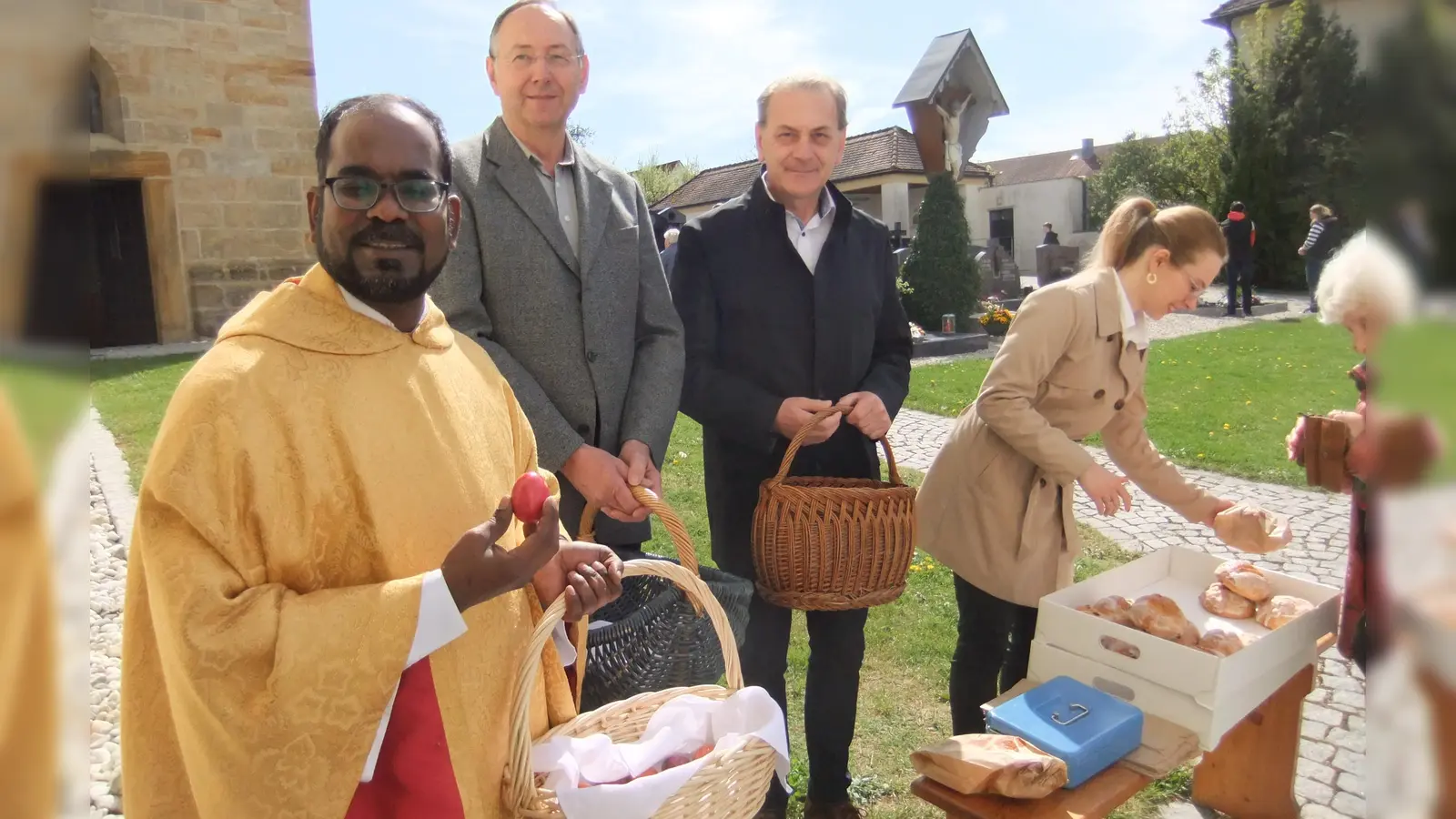 Die Nikolauspfarrei verschenkte am Ostersonntag an der Kirchentüre schon traditionell seit vielen Jahren auch wieder Ostereier mit allen Farben an die treuen Kirchenbesucher. Von links: Pfarrer Sagai, Kirchenpfleger Josef Schlegl und Jürgen Damm sowie Pastoralmitarbeiterin Laura Damm halfen mit und dankten auf ihre Weise. (Bild: Michael Götz)