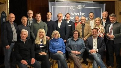 Beim CSU-Ortsverband Rehbühl wurden alle Posten besetzt. Stephan Gollwitzer (1. Reihe, sitzend, rechts) bleibt weiterhin 1. Vorsitzender  (Bild: Heike Gmeiner)