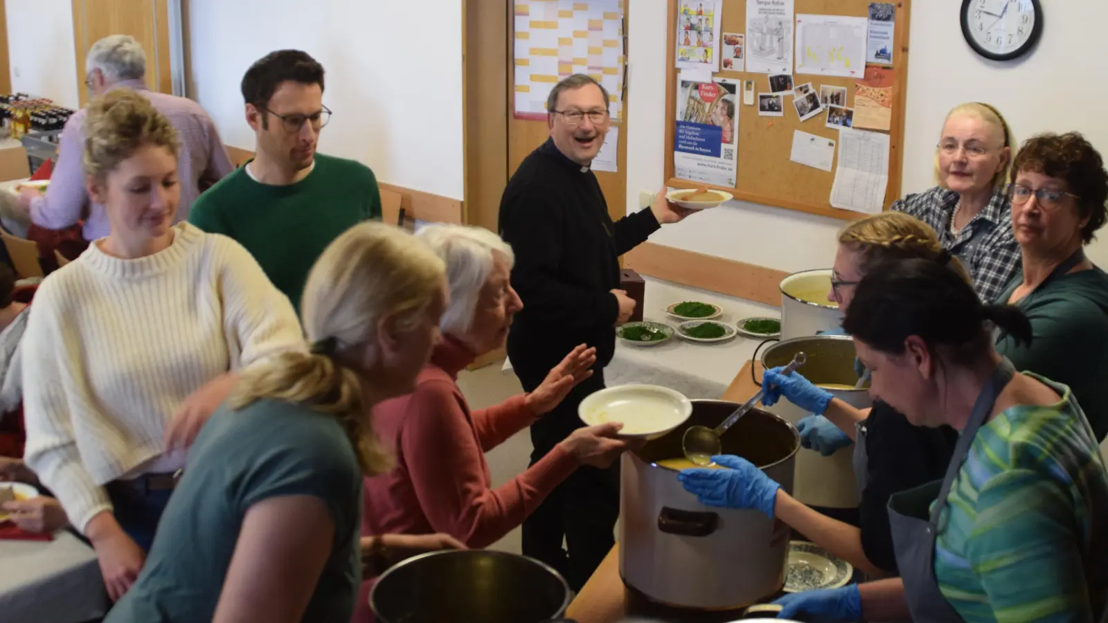 Auch Pfarrvikar Christian Preitschaft (hinten Mitte) zeigte sich erfreut über die leckere Suppe und den zahlreichen Besuch der Aktion. (Bild: Wolfgang Schöpf)