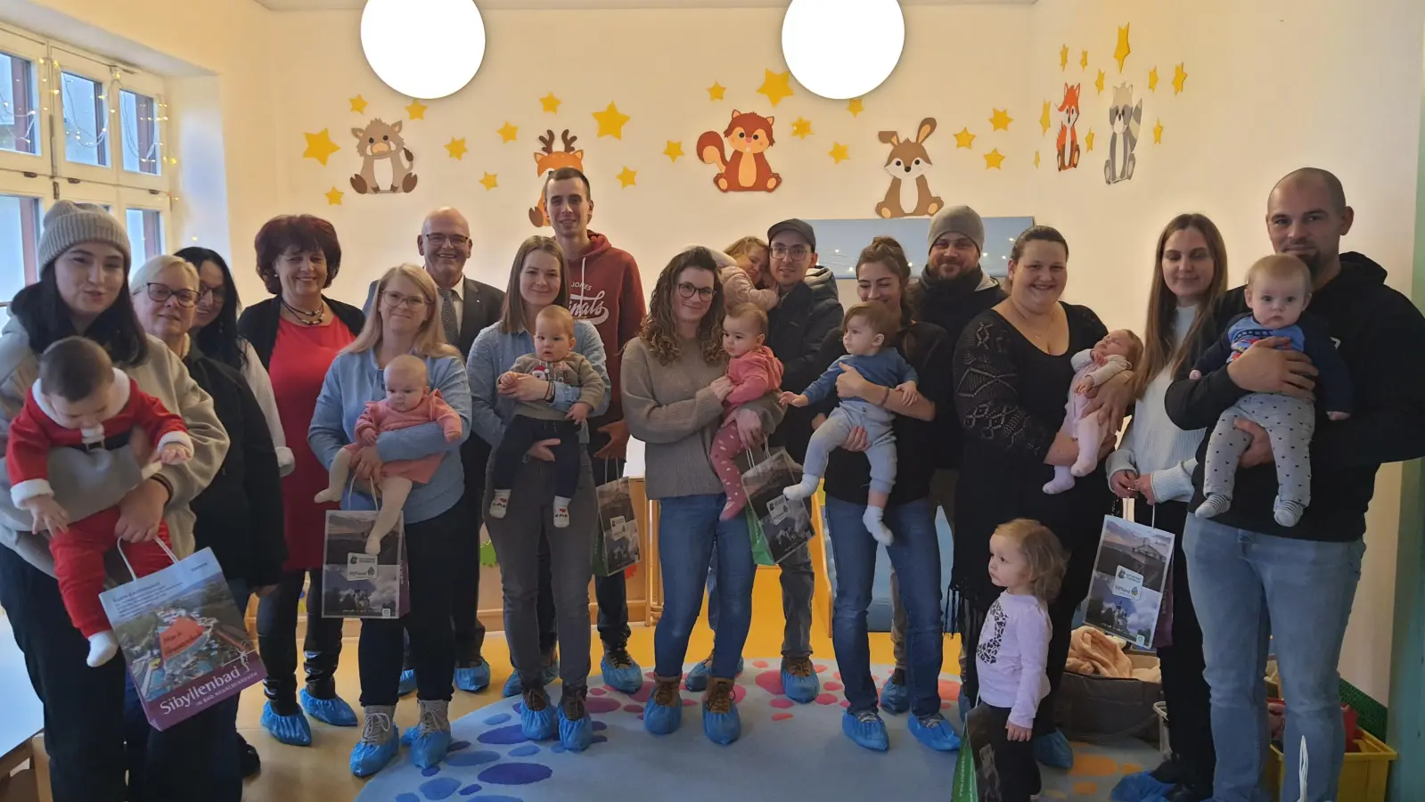 Die stolzen Eltern mit Ihren Neugeborenen aus dem Jahr 2024 des Marktes Bad Neualbenreuth.<br>Mit erstem Bürgermeister Klaus Meyer, Kinderhausleiterin Manuela Gatter, Krippenleitung Manuela Sigl-Pilsak und den Familienbeauftragten Carina Keil und Claudia Hart (Bild: Sonja Ziegler)