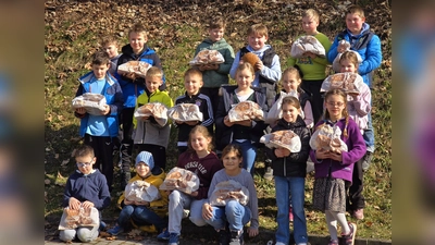Die stolzen St.-Anna-Kommunionkinder nach getaner Arbeit mit ihren großen P-/Backtüten. (Bild: Pia Dotzler)