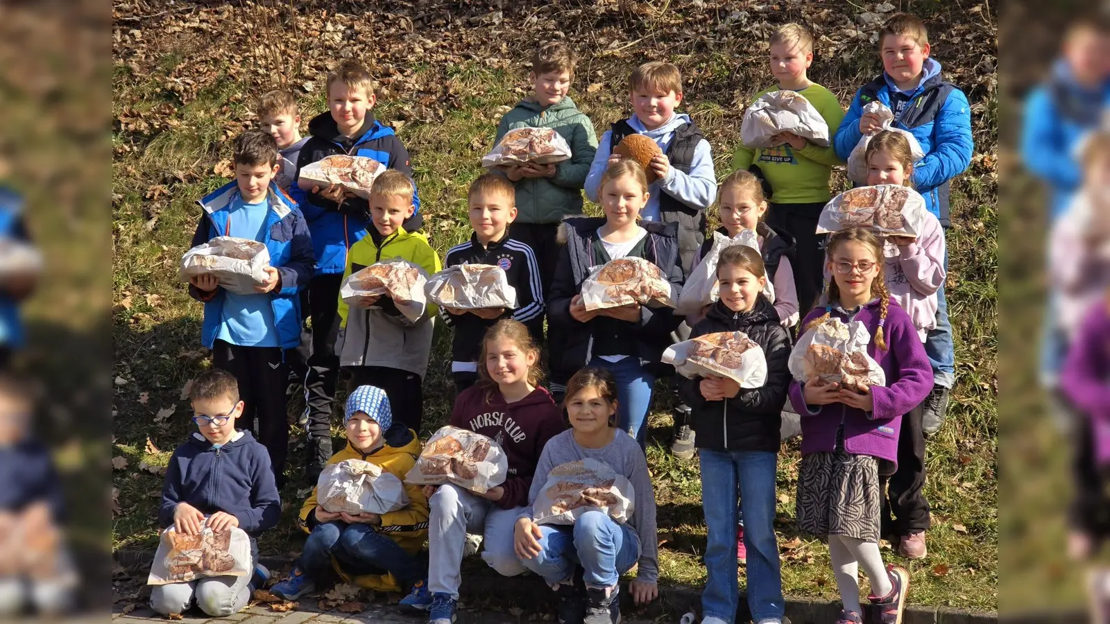 Die stolzen St.-Anna-Kommunionkinder nach getaner Arbeit mit ihren großen P-/Backtüten. (Bild: Pia Dotzler)