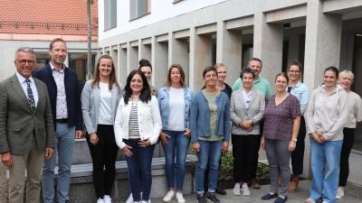 Bürgermeister Franz Stahl mit Stadtkämmerer Harald Eckstein sowie Kämmerei-Mitarbeiterin Franziska Zahn (v.l.) im Kreise der Kindergarten-Leiterinnen und Träger am Rande des Jahresgesprächs 2024 (Bild: Mirko Streich)
