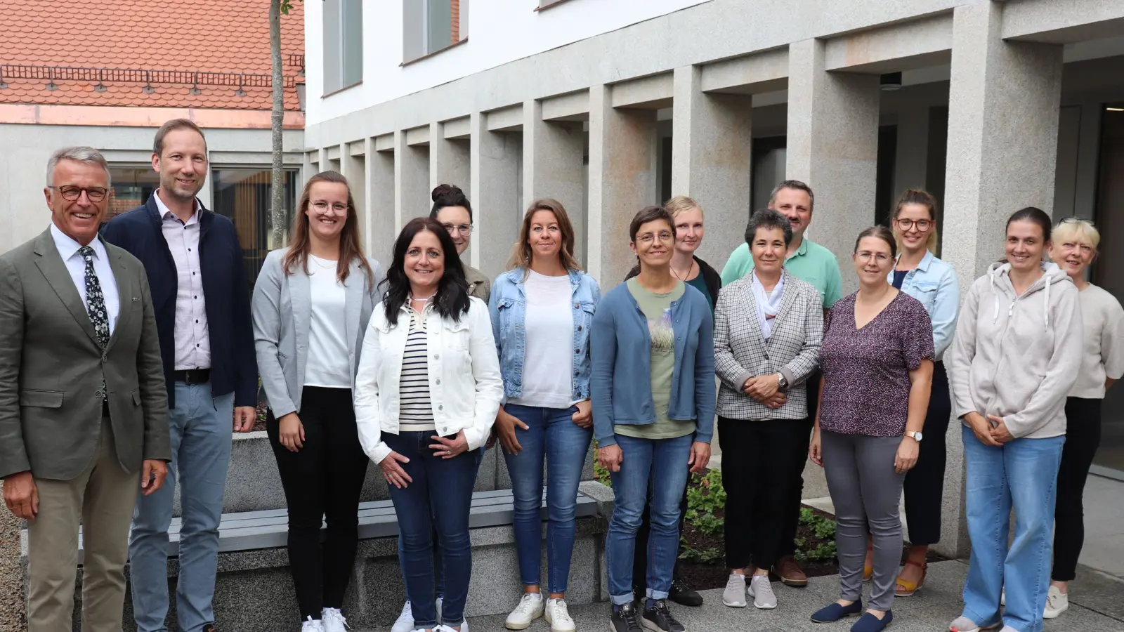 Bürgermeister Franz Stahl mit Stadtkämmerer Harald Eckstein sowie Kämmerei-Mitarbeiterin Franziska Zahn (v.l.) im Kreise der Kindergarten-Leiterinnen und Träger am Rande des Jahresgesprächs 2024 (Bild: Mirko Streich)