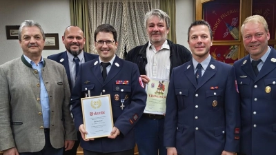 Bürgermeister Andreas Wutzlhofer, 2. Vorsitzender Wolfgang Braun, 1. Kommandant Markus Kindl, Josef Schieder (Ehrung für 40. Jahre), 2. Kommandant Christian Wenk. 1. Vorsitzende Albert Herrmann (v.l.)  (Bild: Albert Herrmann)