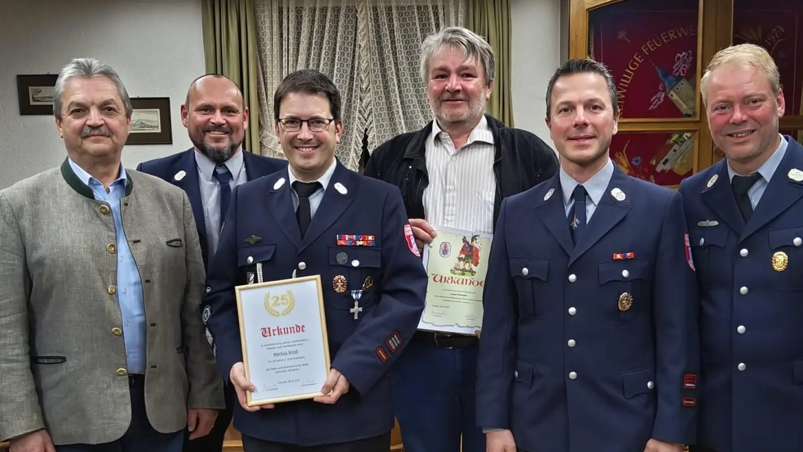 Bürgermeister Andreas Wutzlhofer, 2. Vorsitzender Wolfgang Braun, 1. Kommandant Markus Kindl, Josef Schieder (Ehrung für 40. Jahre), 2. Kommandant Christian Wenk. 1. Vorsitzende Albert Herrmann (v.l.)  (Bild: Albert Herrmann)