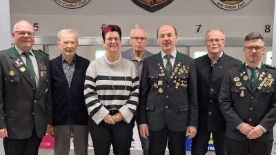 Auf dem Bild die Geehrten, v.l. mit 1.Vorsitzenden Martin Dietz, Leopold Graßold, Nicole Mickisch, Nikolaus Plonner, Konrad Hart, Bürgermeister Max Bindl und 1.Schützenmeister Martin Fellner (Bild: Wolfgang Weiß)