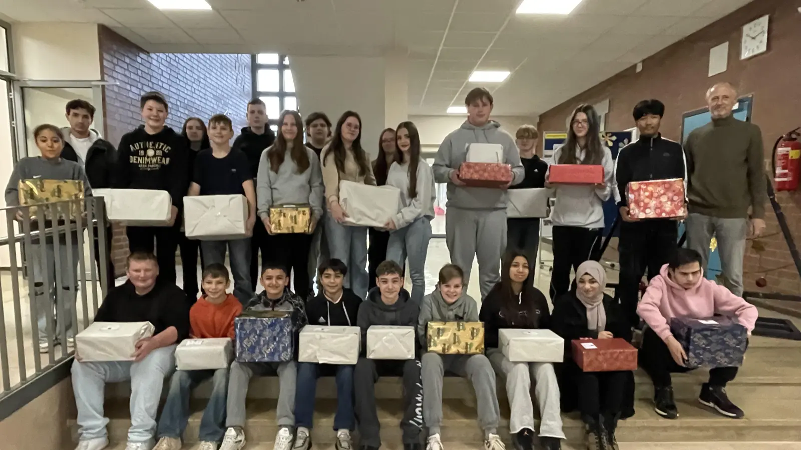 Über liebevoll verpackte Pakete für bedürftige Kinder freuten sich die Schülerinnen und Schüler der 8. Klasse mit ihrem Klassenleiter Wolfgang Veigl-Meyer (Bild: Hans Walter)