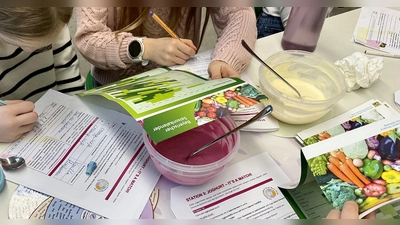 Schüler testen den Geschmack von Joghurt (Bild: Regner-Hofmann)