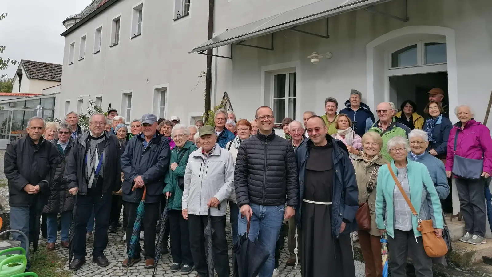 Die Kolping-Gruppe im Klosterhof. Vorne Mitte Stadtpfarrer Thomas Helm und Guardian Pater Xaver Skrobis. (Bild: Michael Koller)