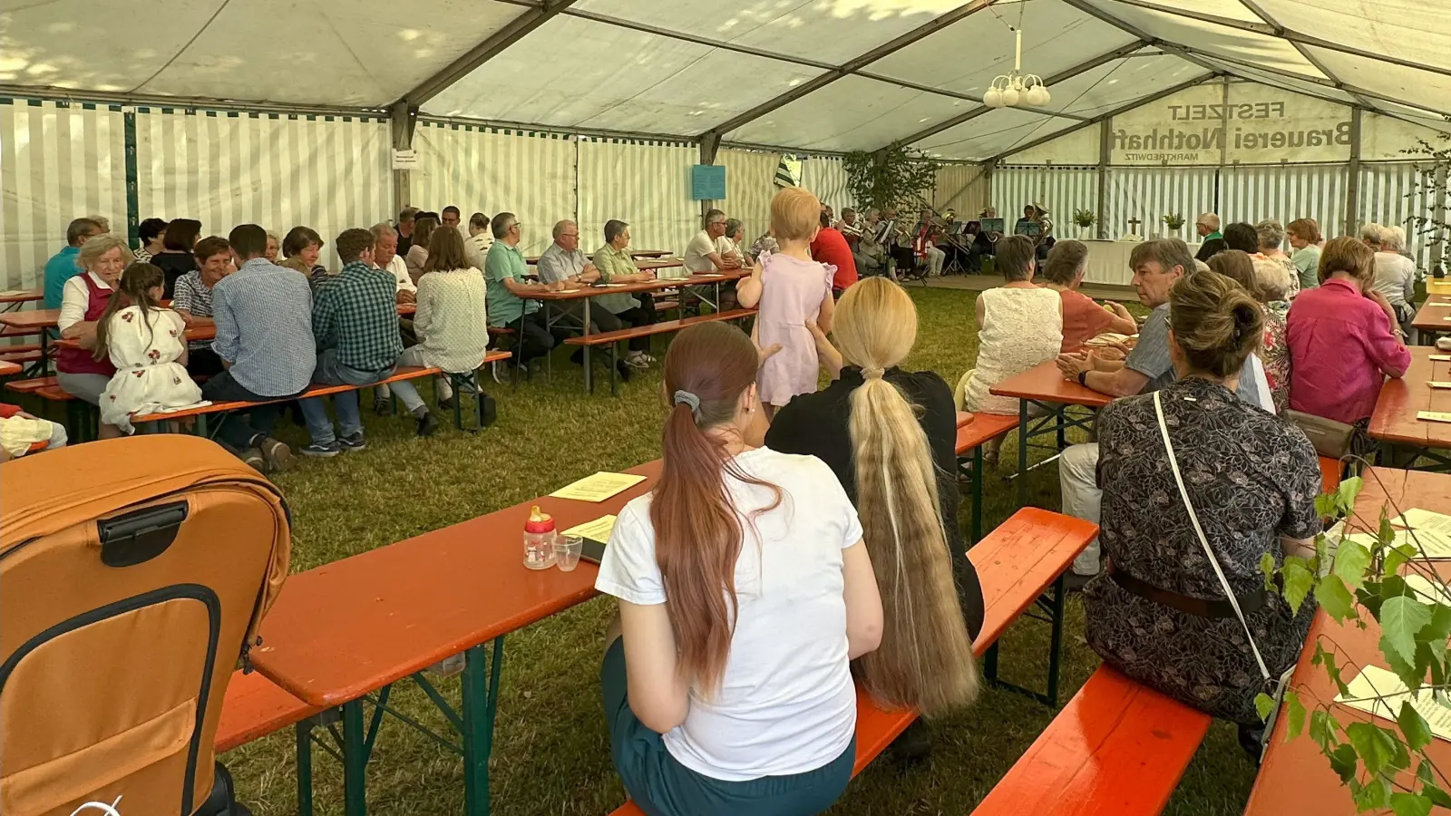 Jung und alt fanden sich zum Zeltgottesdienst auf dem Festplatz des Dorffestes Groschlattengrün ein. (Bild: Isgard Forschepiepe)
