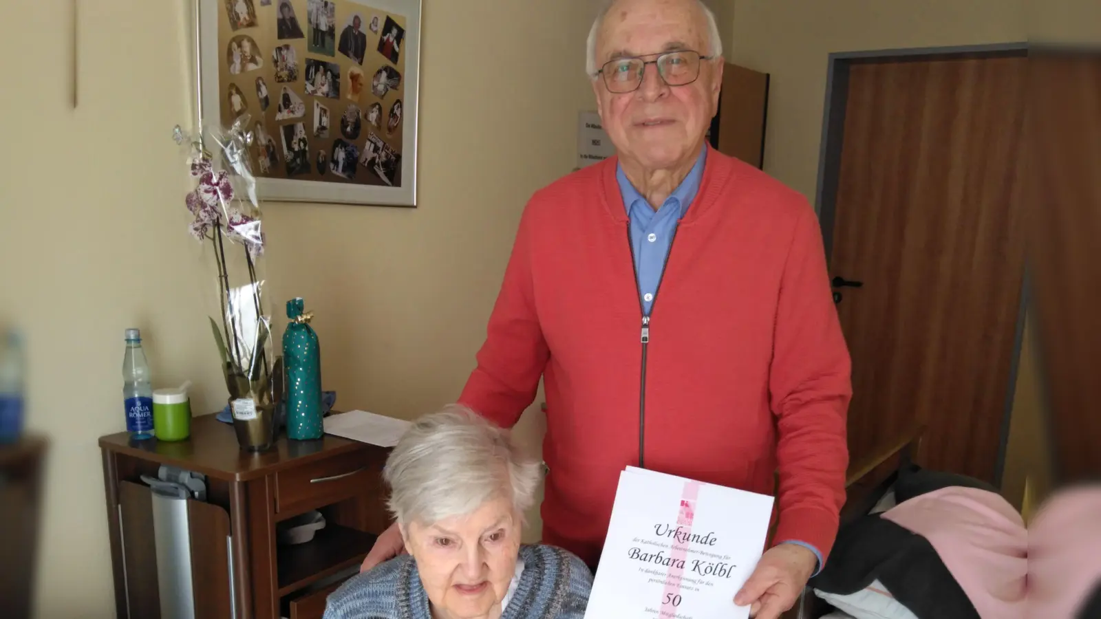 Für 50-jährige Mitgliedschaft in der KAB Hl. Dreifaltigkeit wurde Barbara Kölbl mit Urkunde, Anstecknadel und Blumen vom Vorsitzenden Manfred Baldauf geehrt. (Bild: Manfred Baldauf/exb)