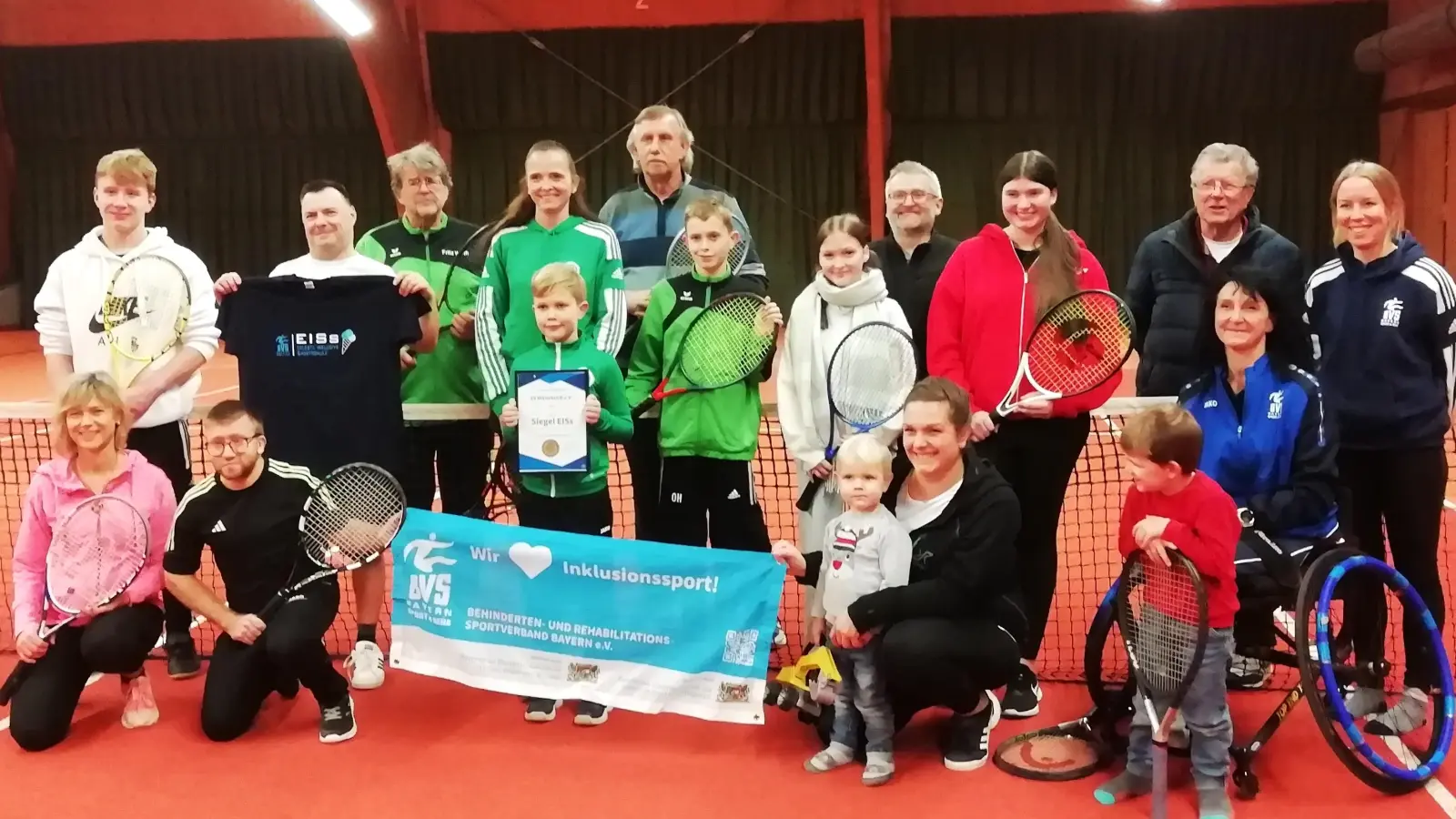 Die Tennisfreunde am Inklusionsstützpunkt Mitterteich freuen sich über die Verleihung des EISs-Siegels. Josef Pohl vom BSV-Oberpfalz und Nicola Junghans vom Behindertensportverband Bayern fanden viele lobende Worte für das besondere Engagement.  (Bild: Christina Ponader )