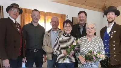 Bei der Jahreshauptversammlung des Heimat- und Trachtenvereins wurden langjährige Mitglieder geehrt. Von links: Gauvorstand Peter Fink, 3. Bürgermeister Hermann Gebhard, Rudolf Wild (40 Jahre), Inge Sommerer (20 Jahre), Martin Meier (50 Jahre), Helene Kraus (40 Jahre) und Vorstand Michael Meier. (Bild: Christian Summer)