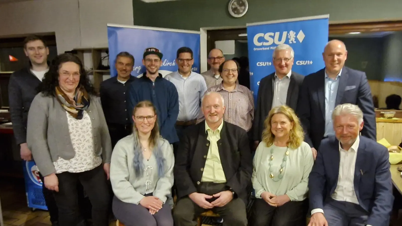 Neu gewählten Vorstandschaft: Sitzend von links: Annika Müller, der neue Vorsitzende Reinald Roderer, Manuela Müller, stehend von links: Felix Weiser, Tina Zeitler, Hubert Beinrucker, Florian Helm, Dr. Marco Heß, Georg Lukas, Florian Trißl, Johannes Reger, Markus Preisinger. (Bild: Lothar Müller)