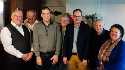Die neu gewählte Vorstandschaft Peter Wunder, Ludwig Dirscherl, Michael Hösl, Hans Schmidt, Tobias Ehrenfried, Reinhold Malzer und Marianne Deml (von links) möchte die Außen- und Sicherheitspolitik weiterhin in den Fokus nehmen.  (Bild: Ludwig Dirscherl)