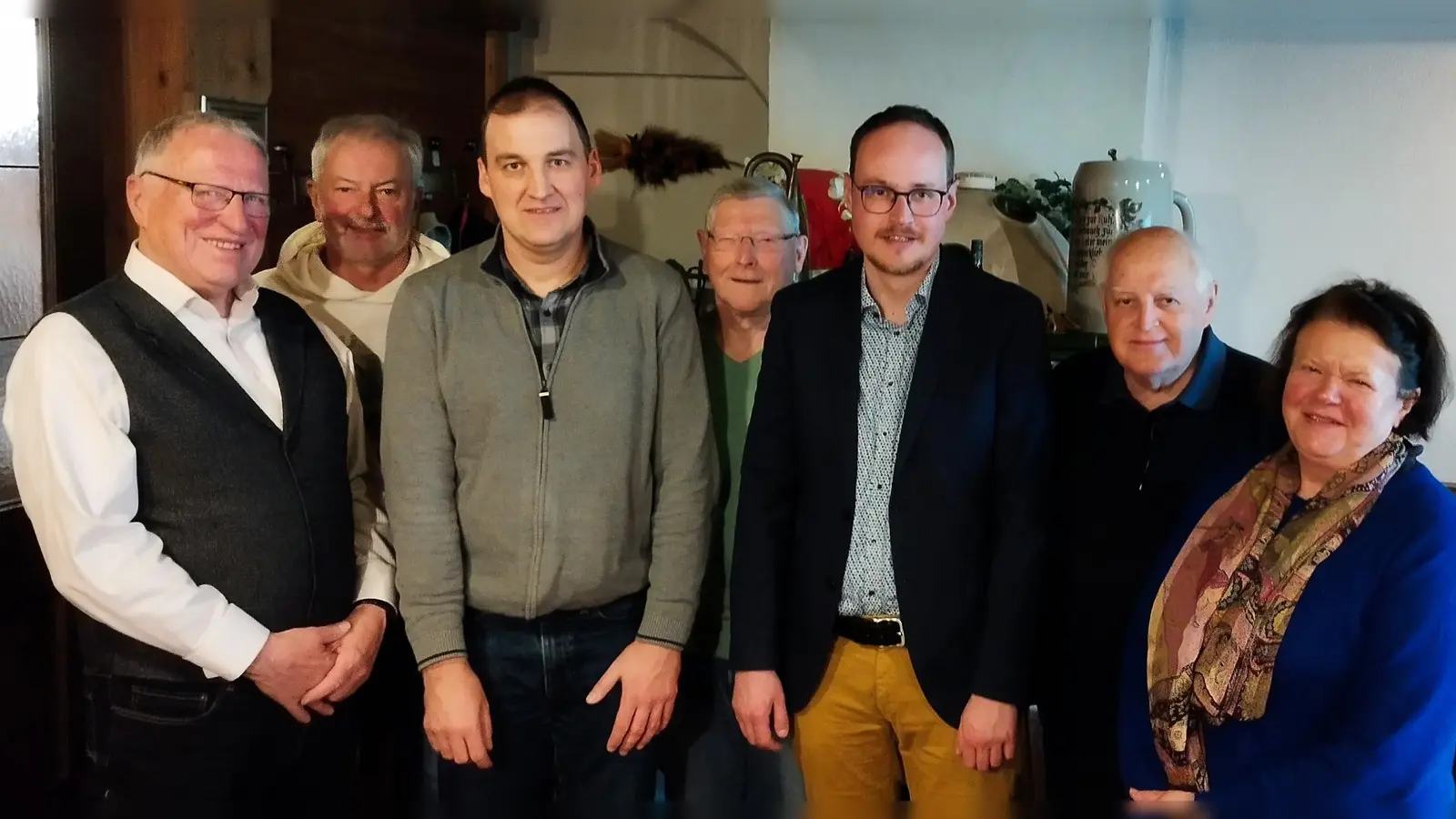 Die neu gewählte Vorstandschaft Peter Wunder, Ludwig Dirscherl, Michael Hösl, Hans Schmidt, Tobias Ehrenfried, Reinhold Malzer und Marianne Deml (von links) möchte die Außen- und Sicherheitspolitik weiterhin in den Fokus nehmen.  (Bild: Ludwig Dirscherl)