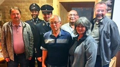 Gratulanten von links nach rechts: Bürgermeister Reinhard Schwarz, FFW Trausnitz: Schriftführer Lehner Tobias, 1.Vorstand Richthammer Peter, Jubilar Runge Heinz, Runge Rudolf, 2.Vorständin der Burgschützen Bodensteiner Claudia und Kraus Ludwig 1. Schützenmeister (Bild: Angelika Stahl)