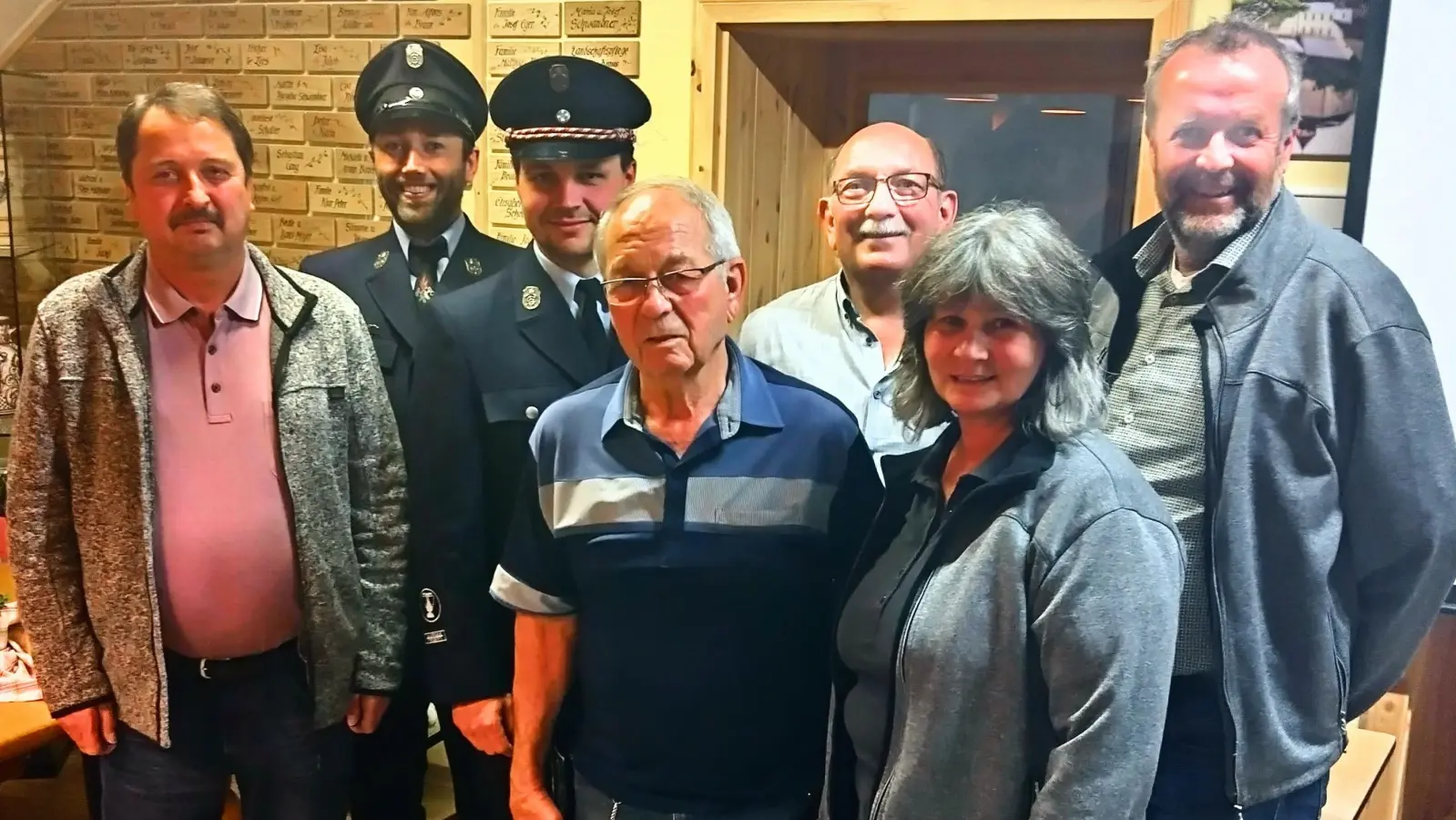 Gratulanten von links nach rechts: Bürgermeister Reinhard Schwarz, FFW Trausnitz: Schriftführer Lehner Tobias, 1.Vorstand Richthammer Peter, Jubilar Runge Heinz, Runge Rudolf, 2.Vorständin der Burgschützen Bodensteiner Claudia und Kraus Ludwig 1. Schützenmeister (Bild: Angelika Stahl)